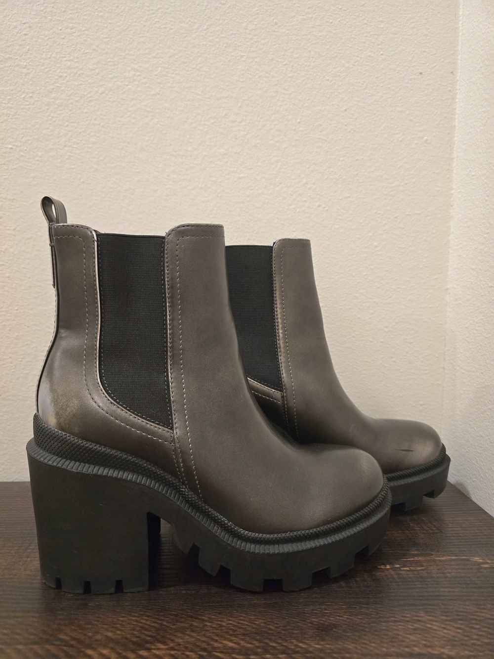 Nine West Forme Pewter Metallic Chelsea Platform Lug Sole Ankle Boots Size 6.5